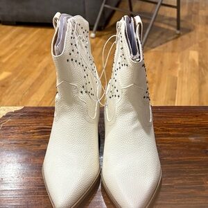 Universal Thread Cream Ankle Booties